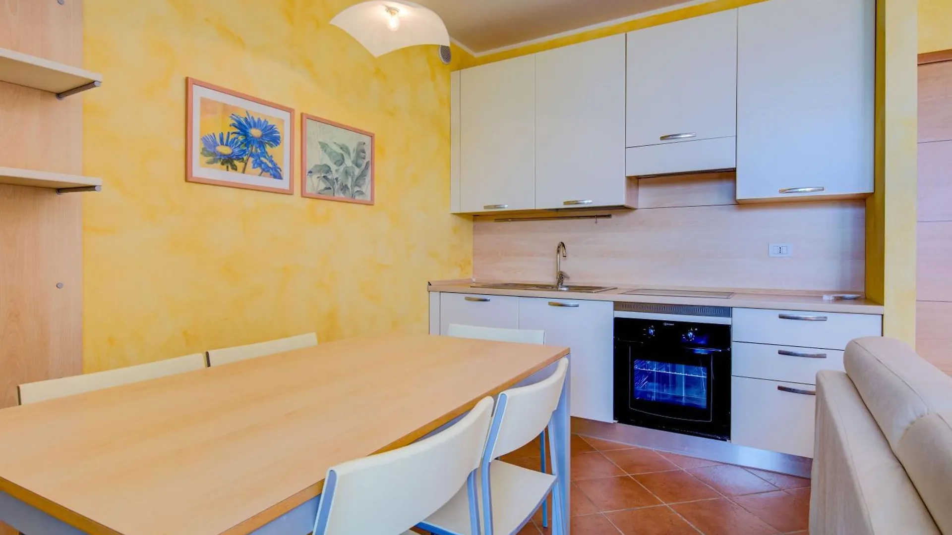 Azzurro Apartment パデンゲ・スル・ガルダ イタリア