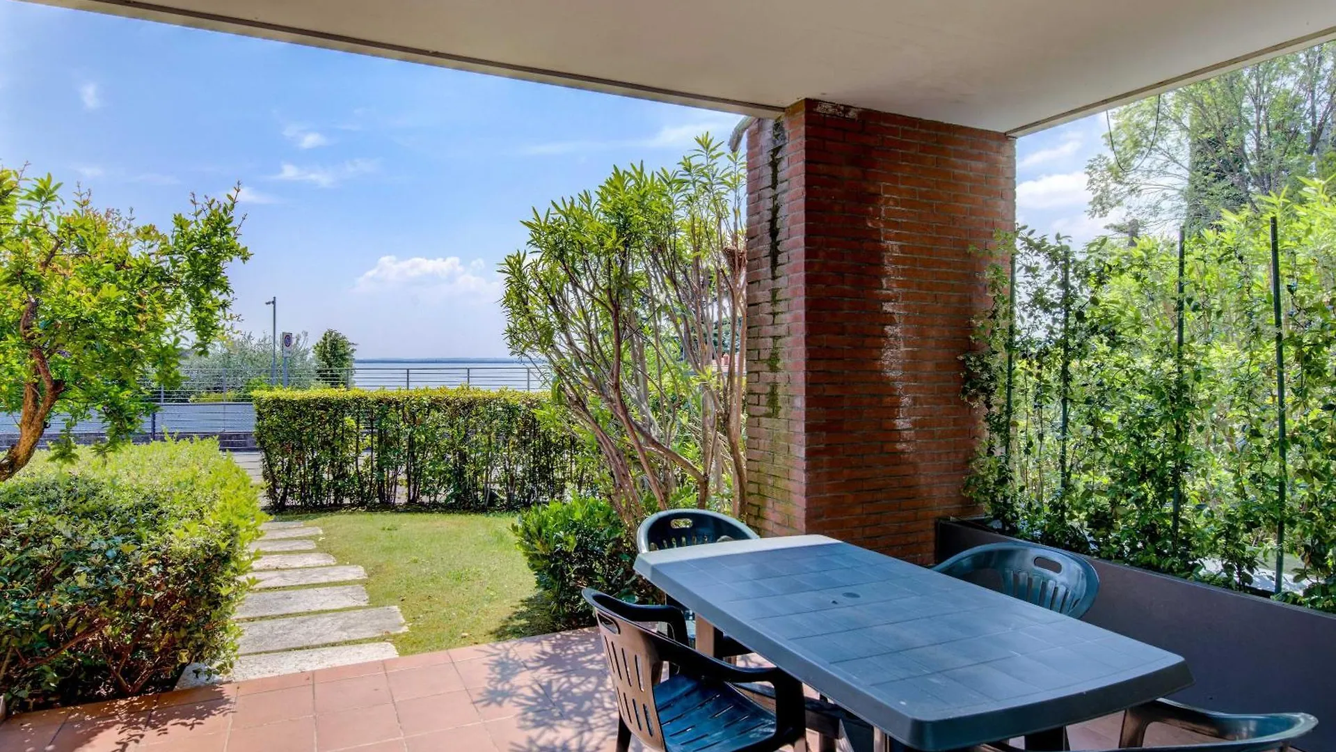 Azzurro Apartment パデンゲ・スル・ガルダ イタリア